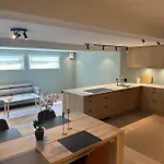 Stor Og Lys Leilighet I Hus