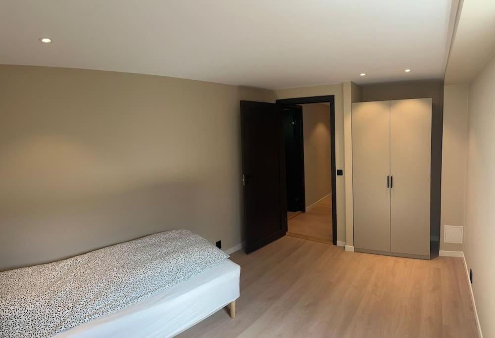 Stor Og Lys Leilighet I Hus